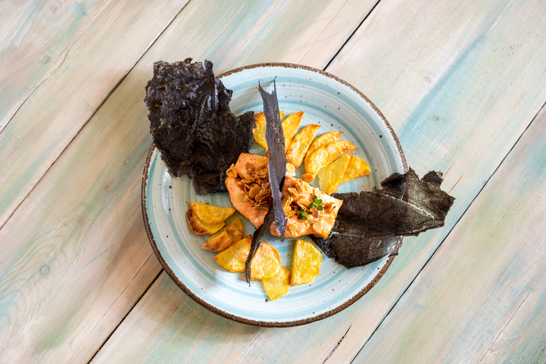 Salmone al forno, mandorle e veli di polenta